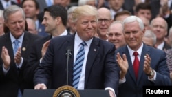 El presidente Donald Trump (centro), el vicepresidente Mike Pence (derecha), y líderes republicanos de la Cámara de Representantes aseguran que este es el inicio del fin de Obamacare.