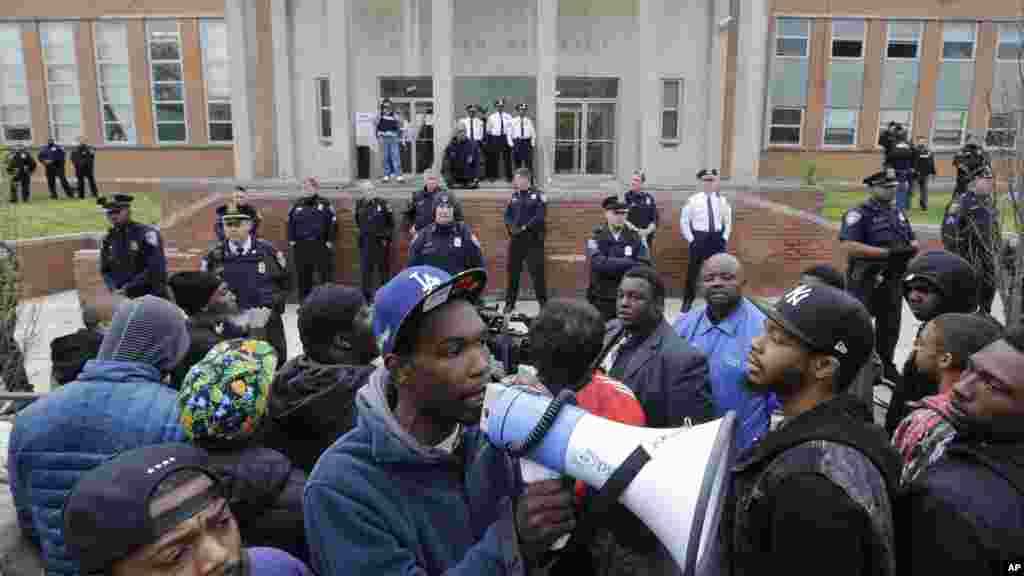 Des manifestants se rassemblent devant le poste de police de Baltimore, district de l’ouest, à Baltimore, le 23 avril 2015.