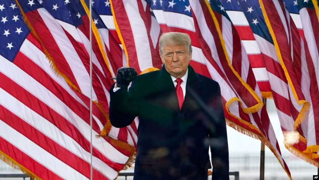 Predsednik Donald Tramp obraća se pristalicama na protestu u Vašingtonu, 6. januara 2020. (Foto: AP/Jacquelyn Martin)