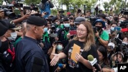 Seorang pemimpin demonstrasi mahasiswa melakukan negosiasi dengan polisi dalam aksi protes di Bangkok, Thailand, Minggu (20/9). 