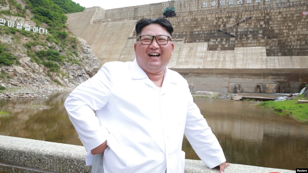 Pemimpin Korea Utara Kim Jong Un saat meninjau pembangunan Pembangkit Listrik Orangchon (foto: ilustrasi). 