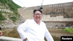 El líder norcoreano Kim Jong Un sonríe durante su visita a la subdesarrollada Orangchon Power Station en esta foto sin fecha publicada por la Agencia de Noticias Coreana de Corea del Norte en Pyongyang, el 17 de julio de 2018.