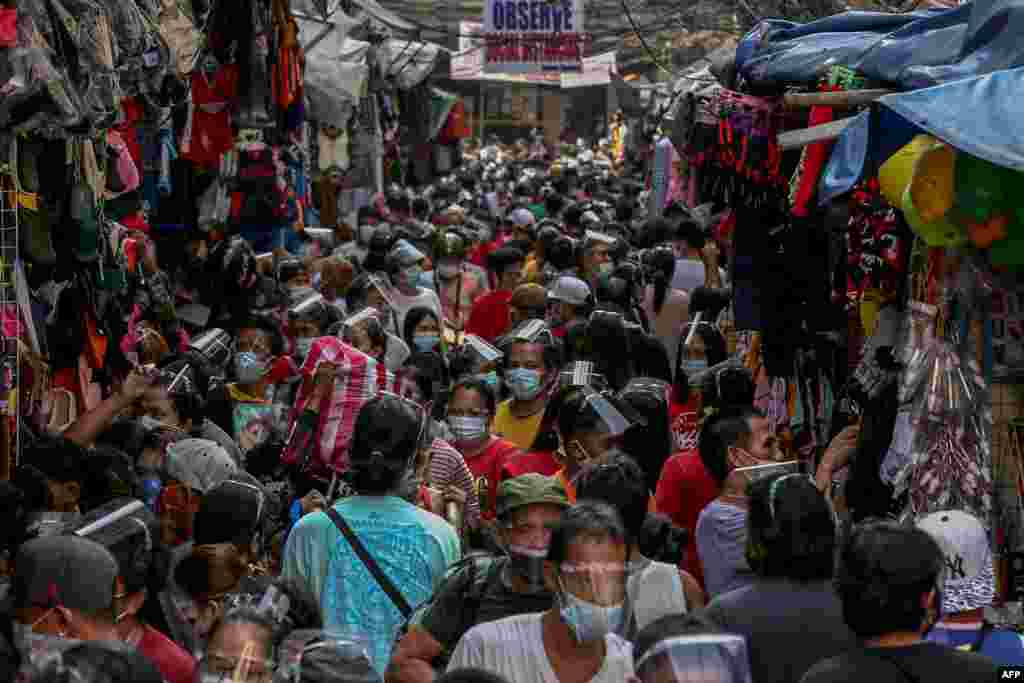 성탄절을 앞둔 필리핀 마닐라의 시장이 마스크와 안면가리개를 쓴 시민들로 붐비고 있다.