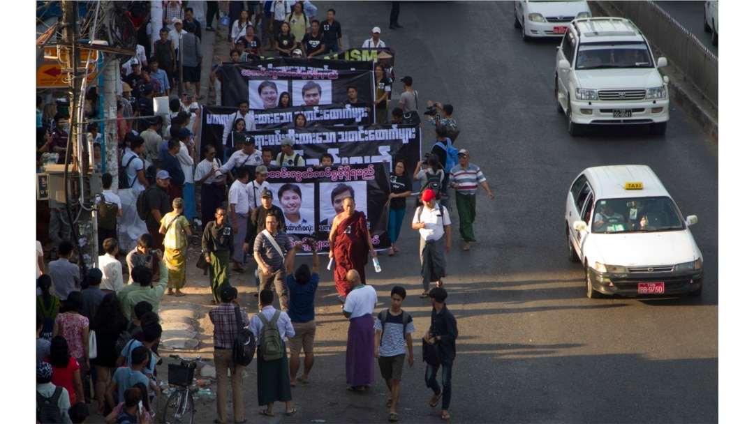 Jurnalis dan aktivis Myanmar termasuk seorang biksu Buddha melakukan unjuk rasa pada hari Jumat, 16 Februari 2018, di Yangon, Myanmar. (Foto: AP)
