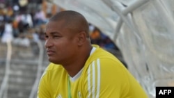 Le directeur général de l'équipe nationale de football du Gabon, Daniel Cousin, assiste au match de qualification pour la Coupe du Monde de football FIFA 2018 entre la Côte d'Ivoire et le Gabon au Stade la Paix de Bouaké, le 5 septembre 2017.