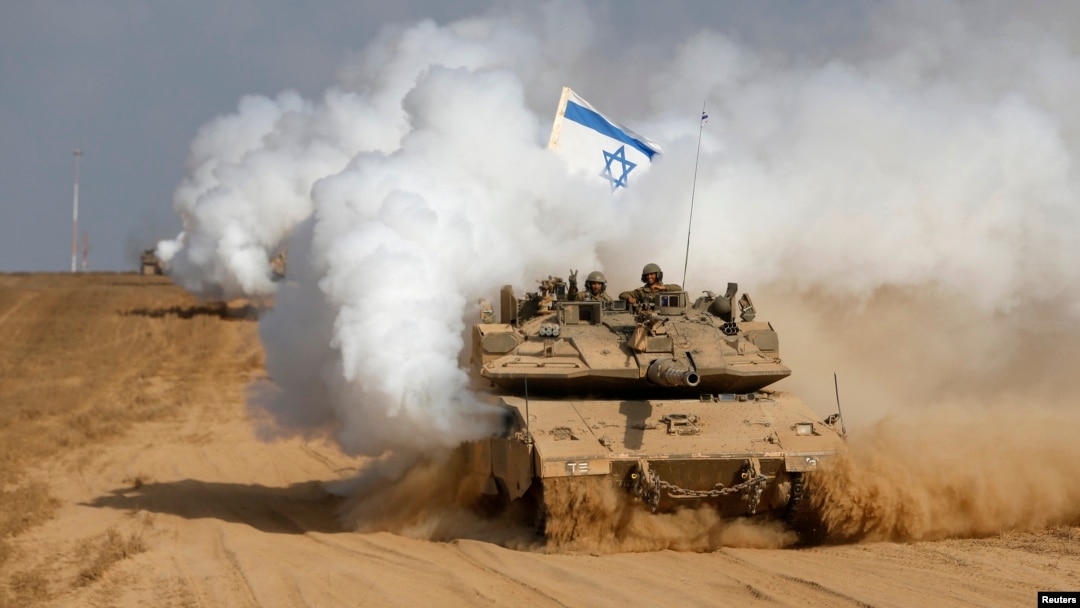 Seorang tentara Israel memberi isyarat dari atas tank setelah melintasi perbatasan kembali ke Israel pada 5 Agustus 2014. (Foto: Reuters)