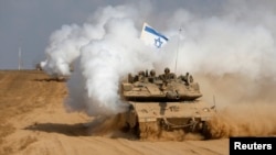 Seorang tentara Israel memberi isyarat dari atas tank setelah melintasi perbatasan kembali ke Israel pada 5 Agustus 2024. (Foto: Reuters)