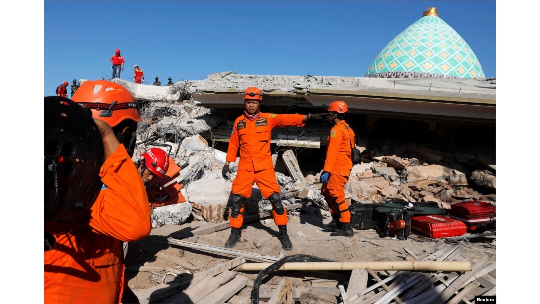Tim SAR melakukan pencarian korban gempa yang diperkirakan tertimbun di dalam bangunan masjid di Pemenang, Lombok, 8 Agustus 2018.
