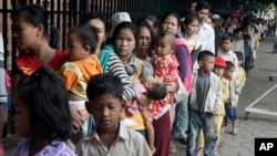 Cambodian villagers line up for medical check-ups outside the children hospital of Kuntha Bopha, in Phnom Penh, July 11, 2012. (AP Photo/Heng Sinith)