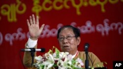  NLD ၂၅ နှစ်ပြည့် အခန်းအနားတွင် စကားပြောနေသော ဦးဉာဏ်ဝင်း ( ဓာတ်ပုံ - AP /Khin Maung Win)