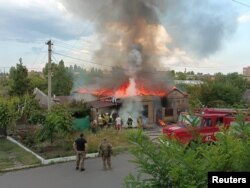 Sebuah rumah tinggal terbakar setelah serangan militer Rusia, saat serangan Rusia di Ukraina berlanjut, di kota Bakhmut, Ukraina 28 Juli 2022. (Foto: via Reuters)