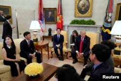 도널드 트럼프 미국 대통령이 2일 탈북민 9명을 백악관으로 초청해 환담했다.