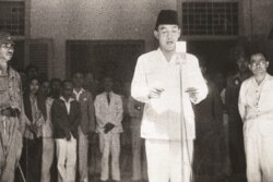 Ir. Soekarno membacakan teks Proklamasi kemerdekaan Indonesia, 17 Agustus 1945. (Foto: Indonesian Press Photographic Service (IPPHOS)/Perpustakaan Nasional Indonesia)