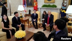 Presiden Donald Trump menerima para pelarian Korea Utara di Gedung Putih, Jumat (2/2). 