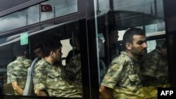 Gelek leşker di hewila darbeya leşkerî de hatin desteser kirin