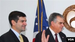 Sam Lahood, mendampingi ayahnya, Ray LaHood dalam pengambilan sumpah sebagai Menteri Perhubungan Amerika (Foto: dok).