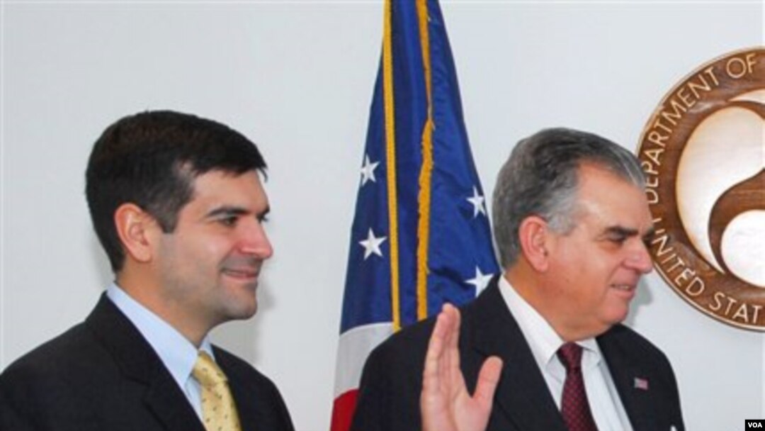 Sam Lahood, mendampingi ayahnya, Ray LaHood dalam pengambilan sumpah sebagai Menteri Perhubungan Amerika (Foto: dok).