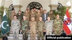  دپاکستاني پوځ دعامه اړيکو دڅانګې( ائي ايس ائي) له لوري جاري شوي يو بيان کې وئيل شوي دي چې دافغان پوځ ډائريکټر جنرل ملټري اپريشنز خپل پاکستاني سيال سره ترسره شوې دغه ليدنه کې ددوه اړخيزه پولې دڅارنې په سيوا کولو خبرې کړي دي.