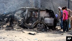 Ostaci automobila kojim se prevozio visoki funkcioner jemenske pokrajine Aden
