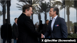 피트 헤그세스 미 전쟁부 장관과 스페이스X 창업자 일론 머스크가 텍사스주 브라운즈빌에 위치한 스페이스X 본사에서 연설했다.