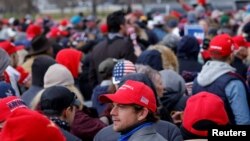 Para pendukung Donald Trump menggelar protes untuk menggagalkan pengesahan kemenang Joe Biden dalam Pilpres AS 2020 dalam aksi yang dilakukan di Monumen Washington di dekat Gedung Putih, Washington, pada 6 Januari 2021. (Foto: Reuters/Carlos Barria)