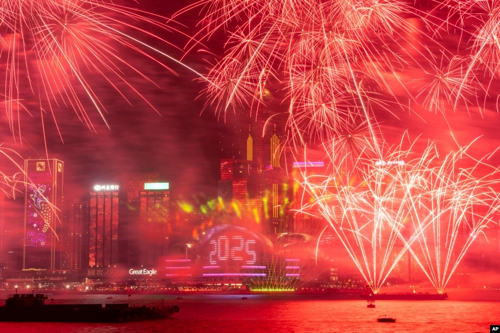 Hong Kong deslumbra con sus fuegos artificiales para dar inicio al 2025