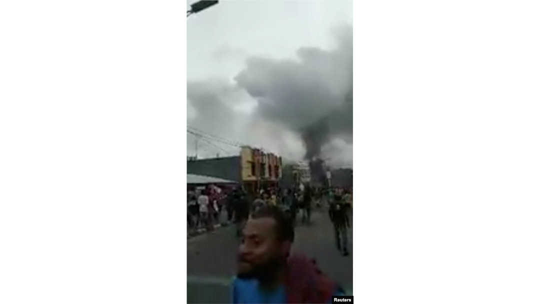 Asap membubung dari gedung DPRD dan ban-ban yang dibakar massa saat unjuk rasa di Manokwari, Provinsi Papua, Senin, 19 Agustus 2019. (Foto: media sosial/Efan KMur via Reuters)