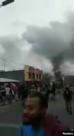 Asap membubung dari gedung DPRD dan ban-ban yang dibakar massa saat unjuk rasa di Manokwari, Provinsi Papua, Senin, 19 Agustus 2019. (Foto: media sosial/Efan KMur via Reuters)