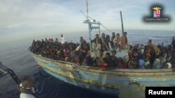 Marinha italiana salvando migrantes ilegais em Maio 2015