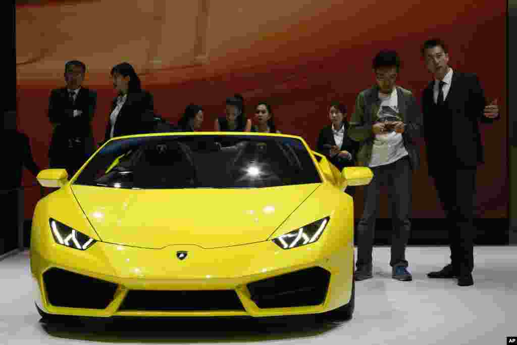 بازدید کنندگان از لامبورگینی در نمایشگاه خودرو ۲۰۱۷ چین