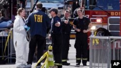 Vatrogasci i FBI agenti na mestu eksplozije u Bostonu