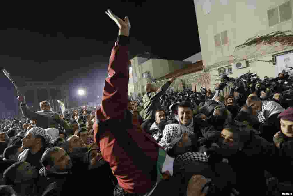 Prisoners released by Israel are welcomed by relatives and friends in Ramallah, West Bank,&nbsp;Dec. 31, 2013.&nbsp;