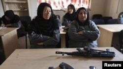 Polisi wanita Afghanistan mengikuti pelatihan di sebuah kelas di Akademi Polisi Nasional Afghanistan (Foto: dok). 