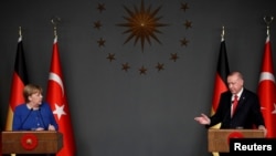 Presiden Turki Recep Tayyip Erdogan dan Kanselir Jerman Angela Merkel tampil bersama dalam sebuah konferensi pers di Istanbul, Turki, pada 24 Januari 2020. (Foto: reuters/Umit Bektas)