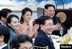 Arhiva - Severnokorejski lider Kim Džong Un aplaudira sa svojom ženom Ri Sol Ju i sestrom Kim Jo Džong u selu primirja Panmunjomu, unutar demilitarizovane zone koja razdvaja dve Koreje, u Južnoj Koreji, 27. aprila 2018.