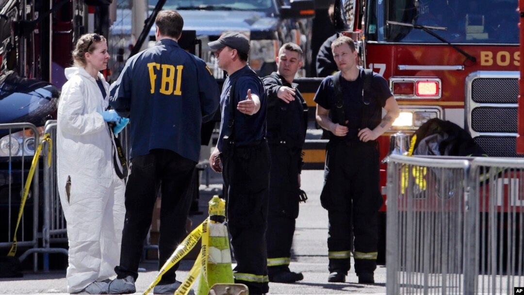 Vatrogasci i FBI agenti na mestu eksplozije u Bostonu