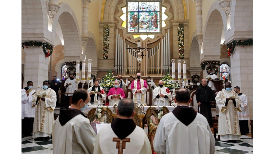 Misa di Gereja Kelahiran pada malam Natal di Bethlehem, di Tepi Barat yang dikuasai oleh Israel, Kamis, 24 Desember 2020. (Foto: Reuters)