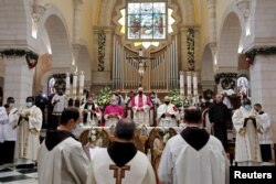 Misa di Gereja Kelahiran pada malam Natal di Bethlehem, di Tepi Barat yang dikuasai oleh Israel, Kamis, 24 Desember 2020. (Foto: Reuters)