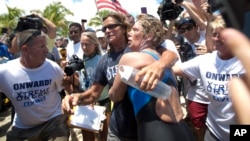 Diana Nyad dipeluk warga AS yang menunggunya di Pantai Key West, Florida setelah menyelesaikan renang dari Kuba ke Florida (2/9). 