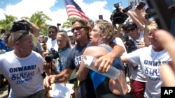 맨몸으로 쿠바에서 미국까지 횡단 수영에 성공한 다이애나 나니아드 선수가 2일 플로리다 키웨스트에서 사람들의 열렬한 환영을 받고 있다.