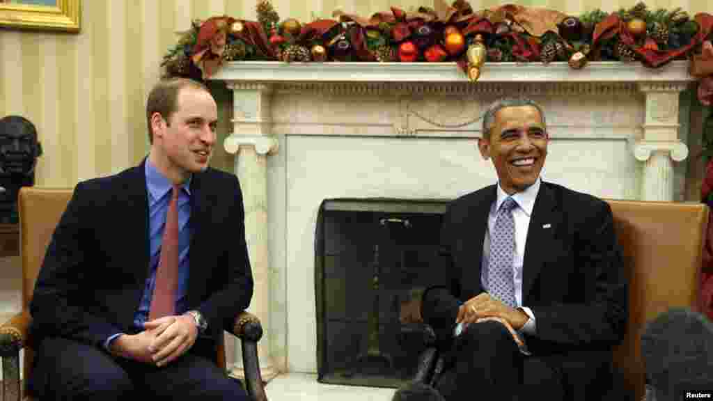 Le président américain Barack Obama rencontre le prince William de Grande-Bretagne dans le bureau ovale de la Maison Blanche à Washington, le 8 décembre 2014