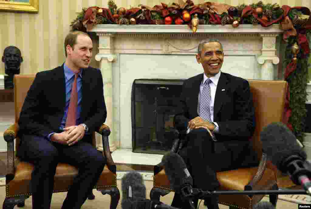 O Presidente americano Barack Obama, à direita, reuniu-se com o príncipe britânico William na Sala Oval da Casa Branca em Washington, Dez. 8, 2014.