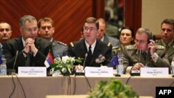 Ministar odbrane Srbije Dragan Šutanovac, vrhovni komandant Savezničke komande za transformaciju general Stefan Abriel i načelnik Generalštaba Vojske Srbije general Miloje Miletić na Strategijskoj vojnoj konferenciji NATO i partnerskih zemalja u Beogradu.