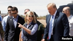 Ông Kevin McAleena, bà Kirstjen Nielsen, và Tổng thống Donald Trump tại khu vực biên giới ở bang California hôm 5/4/2019.