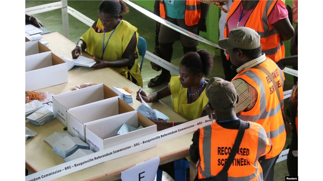 Petugas menghitung surat suara di Buka, Bougainville, Papua Nugini. Polisi Papua Nugini menembak mati seorang ibu muda di sebuah tempat pemungutan suara (TPS) di Ibu Kota, Port Moresby. (Foto: via Reuters)