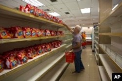 委内瑞拉首都加拉加斯一家超市的货架上除饼干外空空如也（2018年3月23日）