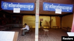 Một thành viên của Ủy ban Bầu cử Quốc gia (NEC) tại 1 điểm bỏ phiếu ở Phnom Penh, 27/7/2013