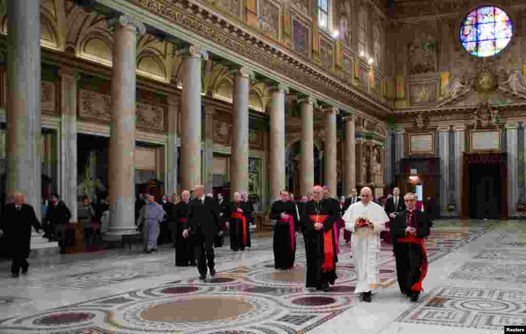 پاپ فرانسیس که به تازگی به مقام پاپ برگزیده شده است، در طی یک دیدار خصوصی در رم در کلیسای سلطنتی سانتا ماریا ماگیواره در رم راه می رود. ١٤ مارس سال ٢٠١٣