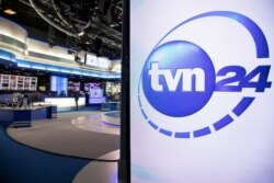 Namoyishchilarga ko'ra, hukumat yangi qonun orqali tanqidiy dasturlari bilan taniqli "TVN24" kanalining ovozini o'chirmoqchi.