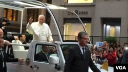 Pope Francis, who preaches against consumerism, rides down New York City's posh Fifth Avenue, Sept. 24, 2015. (VOA / C. Presutti)